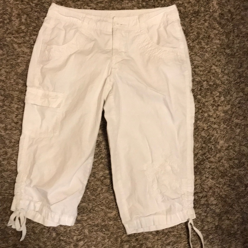 White capris pants with embroidery on left leg💕